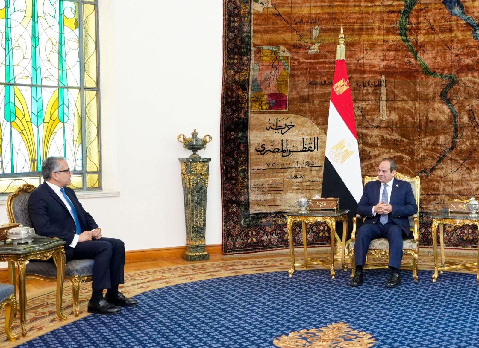 الرئيس المصري عبد الفتاح السيسي خلال لقاءه مع المدير العام المنتخب لمنظمة (اليونسكو) الدكتور خالد العناني