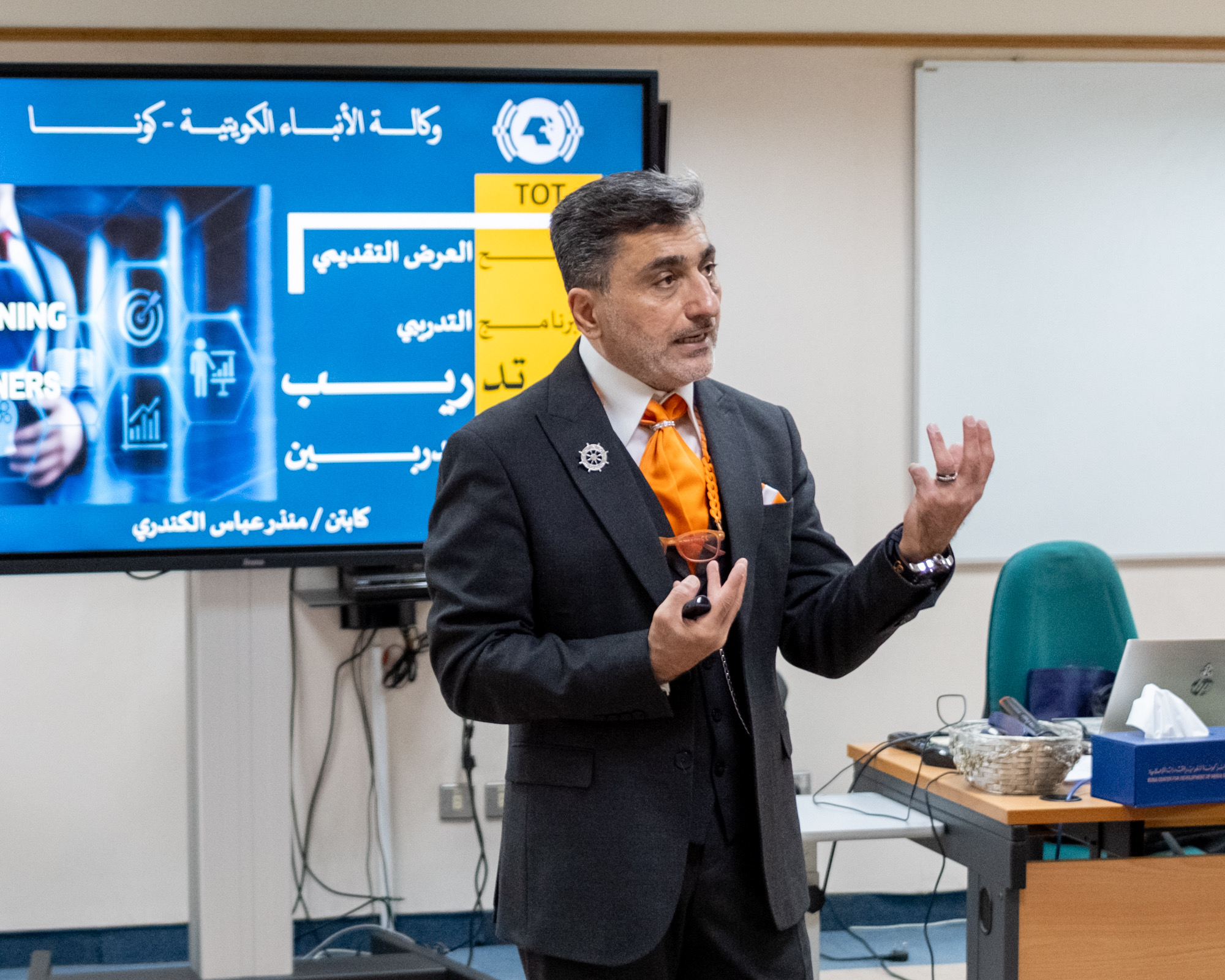 مقدم البرنامج مدير المعهد العالي للاتصالات والملاحة السابق الكابتن منذر الكندري