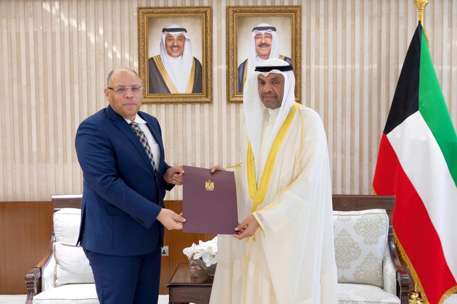 وزير الخارجية يتسلم الدعوة الموجهة إلى سمو أمير البلاد لحضور قمة شرم الشيخ