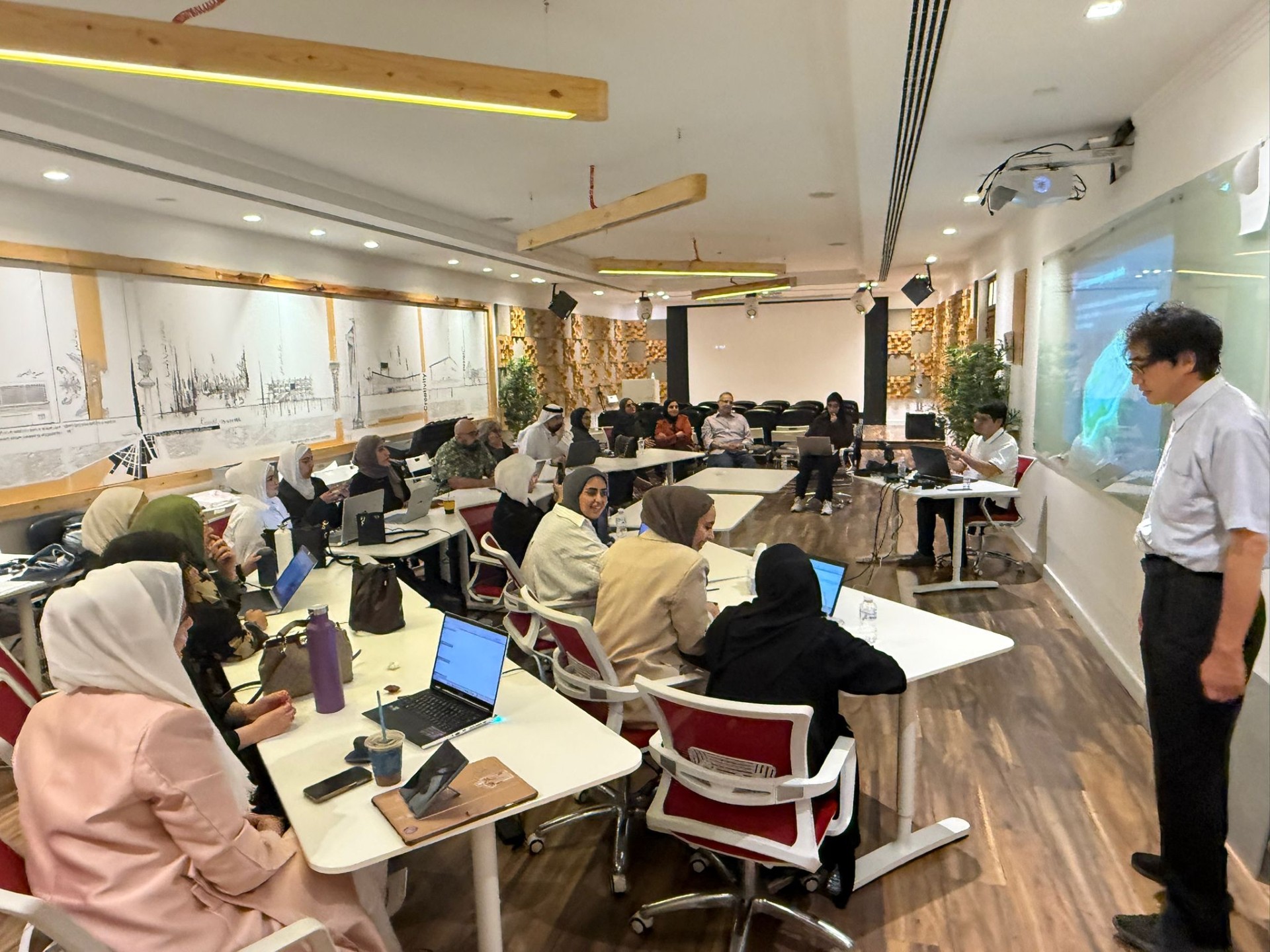 مشاركون في الورشة