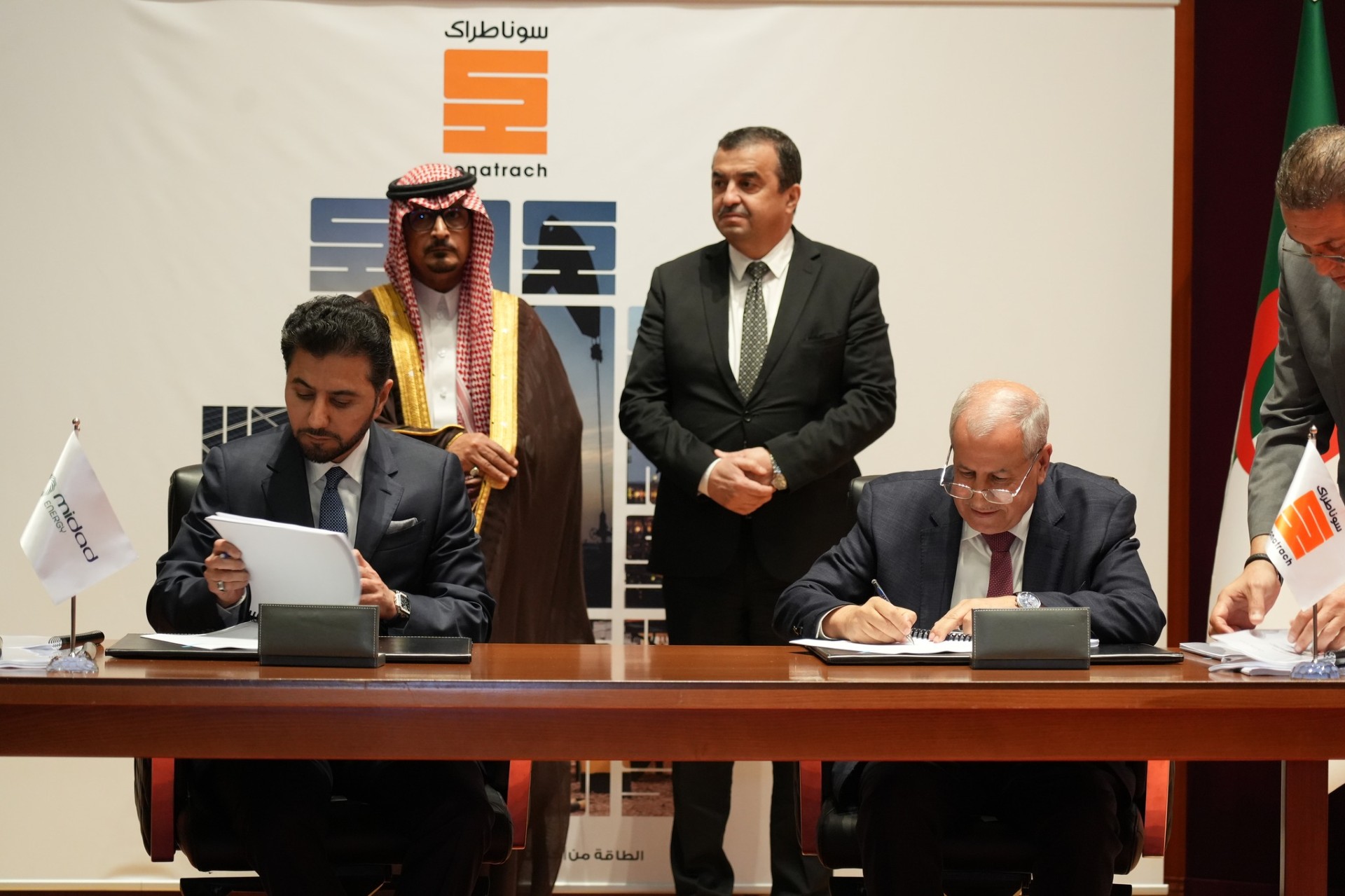 مراسم التوقيع على العقد