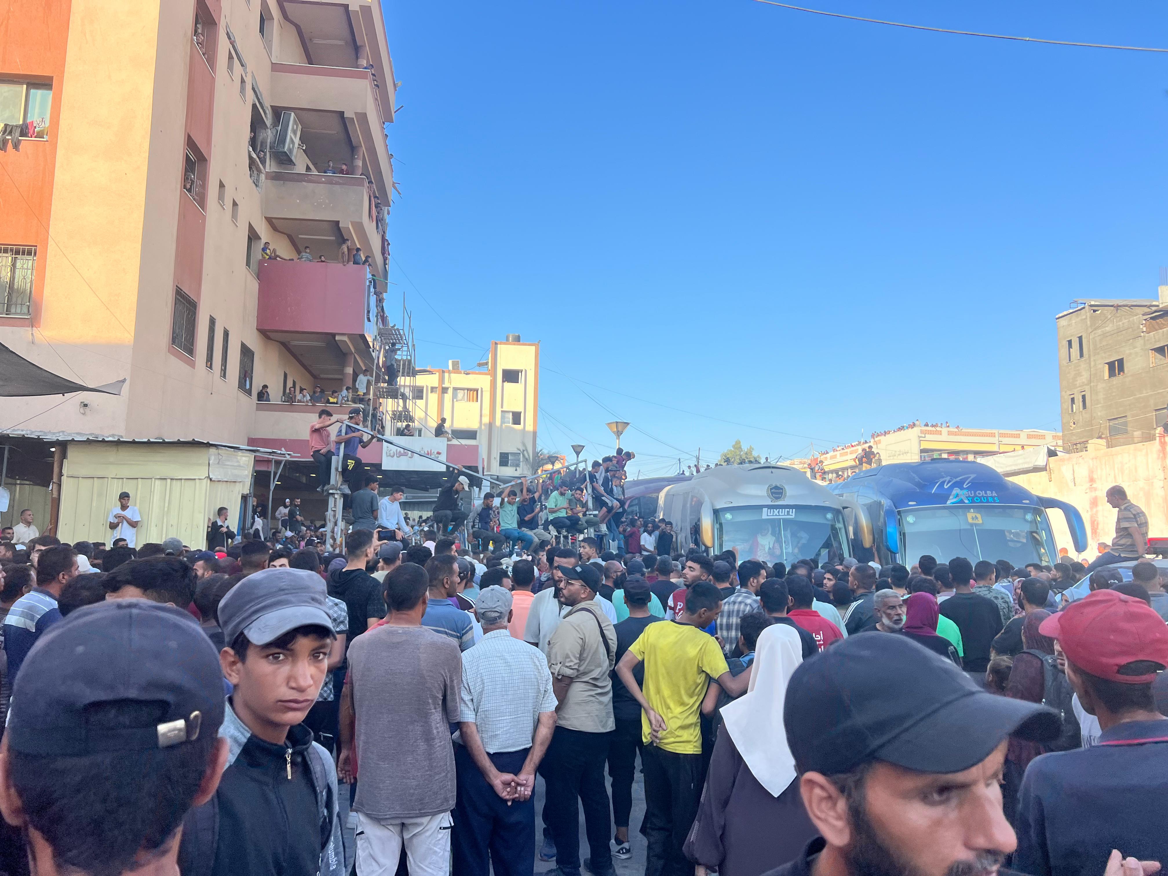 جماهير فلسطينية تستقبل الأسرى المفرج عنهم من سجون الاحتلال الإسرائيلي