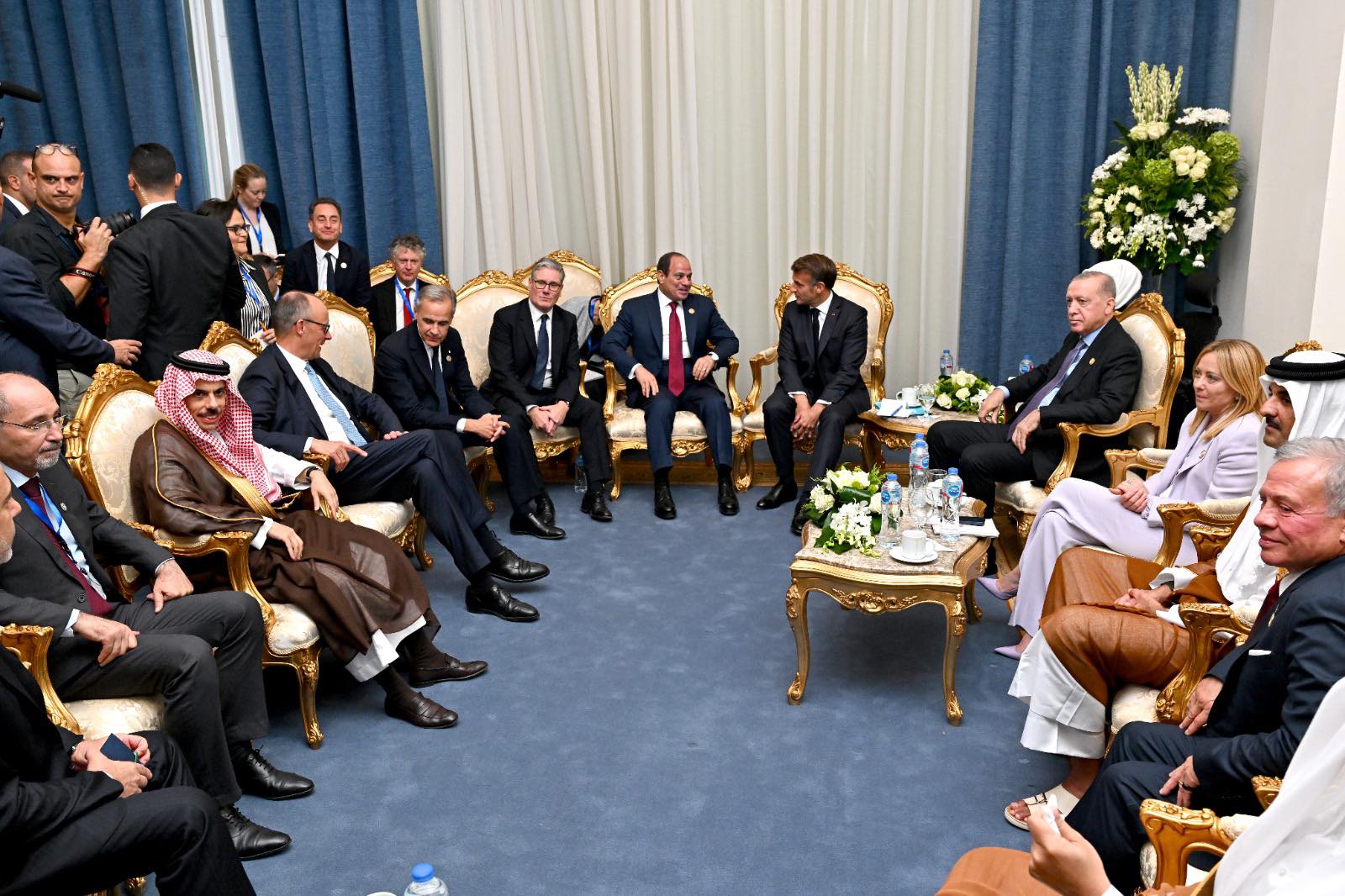 Les leaders et les représentants des dix pays en réunion en marge du Sommet de paix.