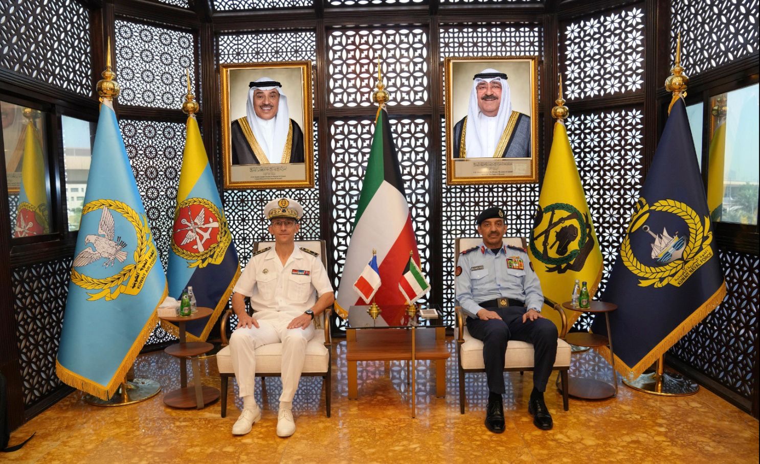 رئيس الأركان العامة للجيش الفريق الركن خالد الشريعان مع قائد القوات الفرنسية في المحيط الهندي والقوات المتمركزة في دولة الإمارات العربية المتحدة الشقيقة العميد بحري هيوجس لين