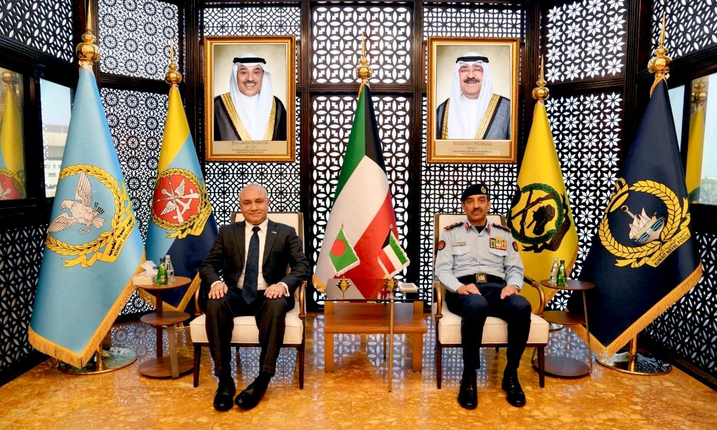 رئيس الأركان العامة للجيش الفريق الركن خالد الشريعان مع سفير جمهورية بنغلاديش الشعبية لدى دولة الكويت اللواء سيد طارق حسين