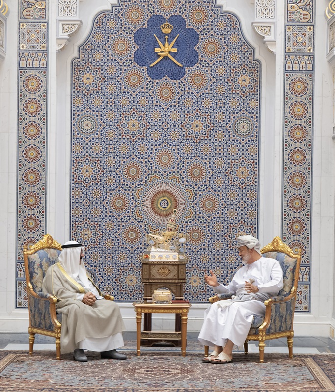 حضرة صاحب السمو أمير البلاد الشيخ مشعل الأحمد الجابر الصباح وسلطان عمان حضرة صاحب الجلالة السلطان هيثم بن طارق المعظم =