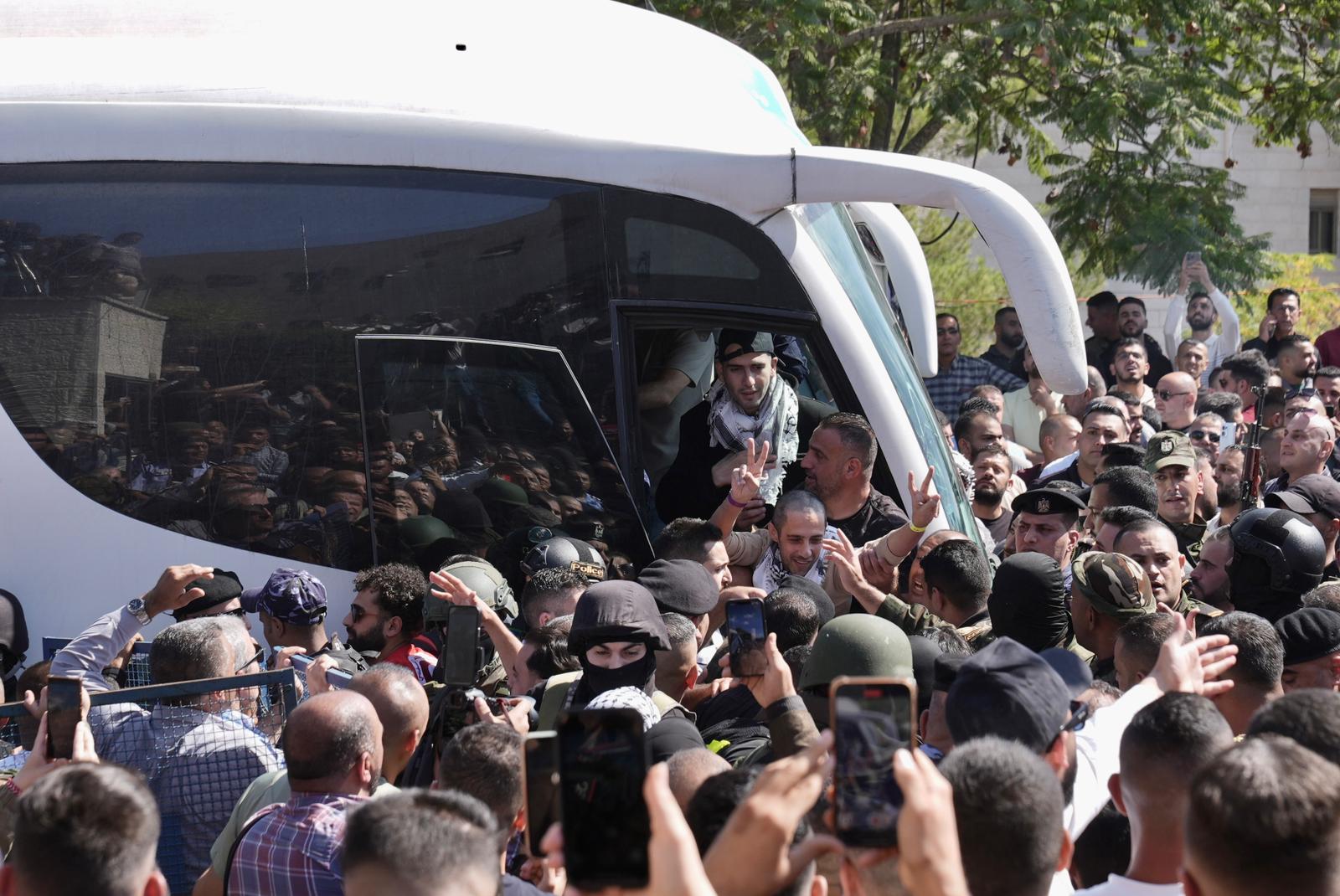 Israeli occupation releases 1,968 Palestinians in prisoner exchange deal