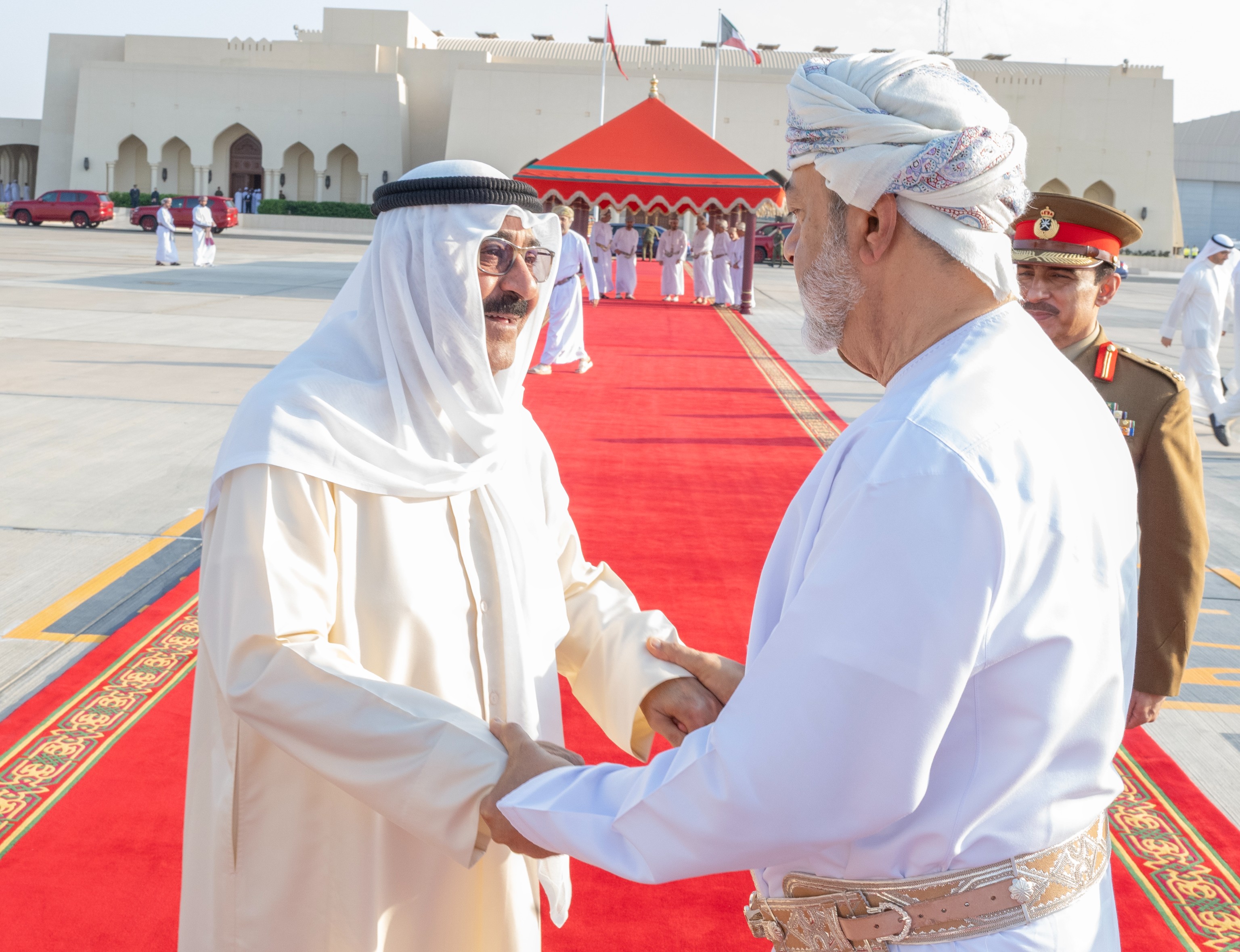 حضرة صاحب السمو أمير البلاد الشيخ مشعل الأحمد الجابر الصباح يغادر والوفد المرافق لسموه سلطنة عمان بعد زيارة أخوية