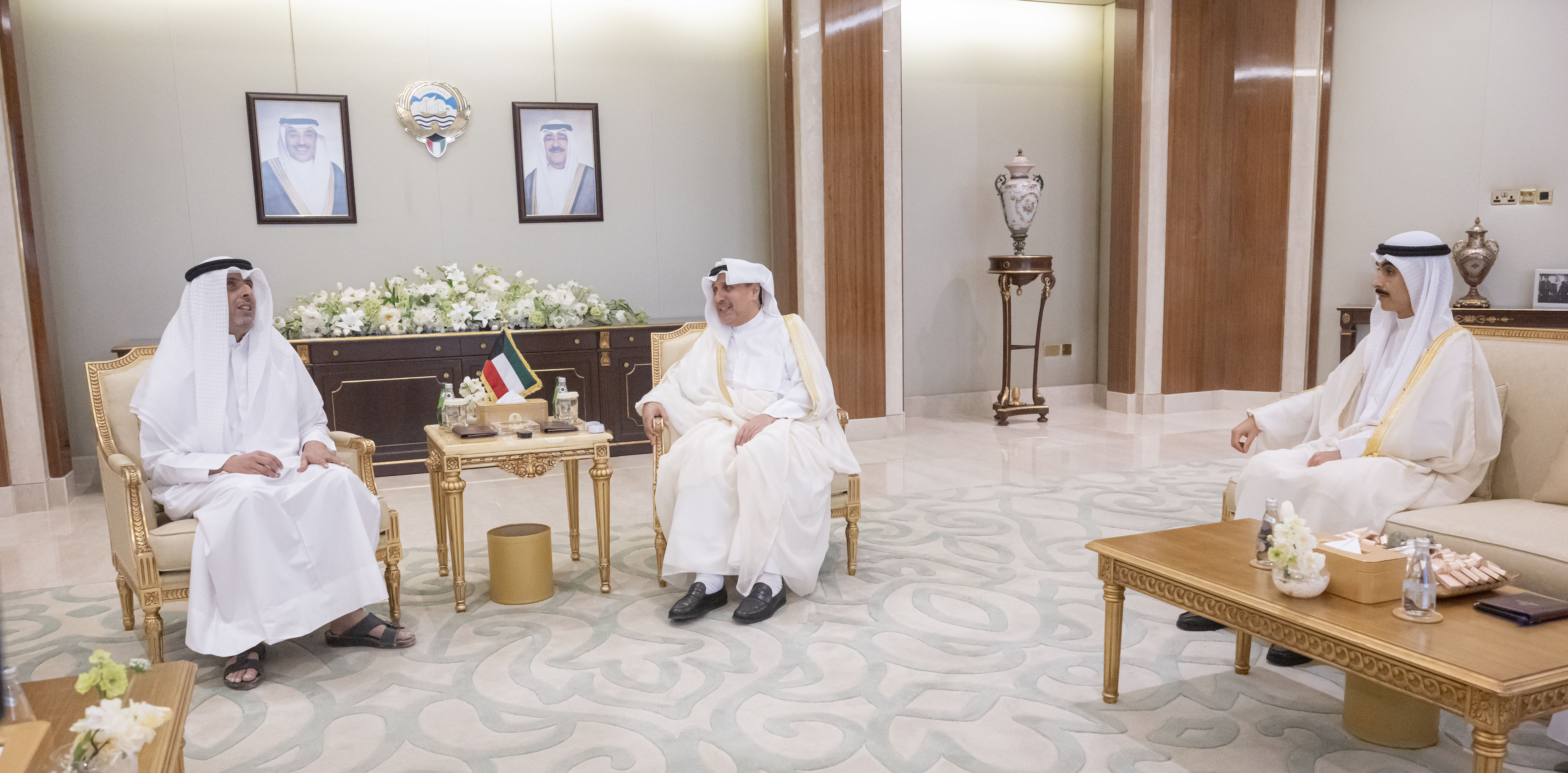 وزير شؤون الديوان الأميري الشيخ حمد جابر العلي الصباح ورئيس ديوان سمو ولي العهد الشيخ ثامر جابر الأحمد الصباح يستقبلان رئيس وأعضاء مجلس إدارة جمعية المكفوفين