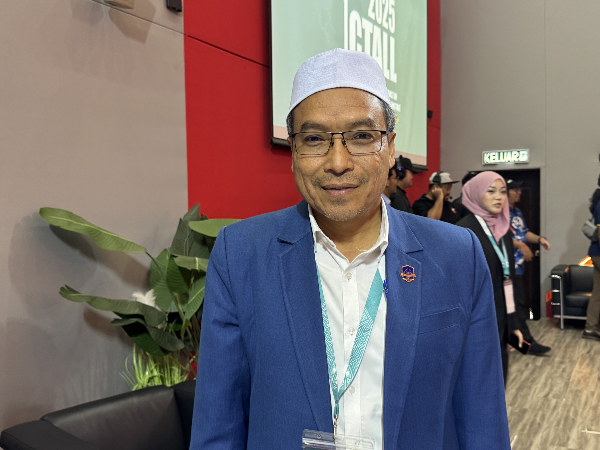 رئيس الجامعة الكمبودية للإدارة والتكنولوجيا الدكتور محمد حسين خلال مشاركته في المؤتمر الدولي لتعليم اللغة العربية في ماليزيا.
