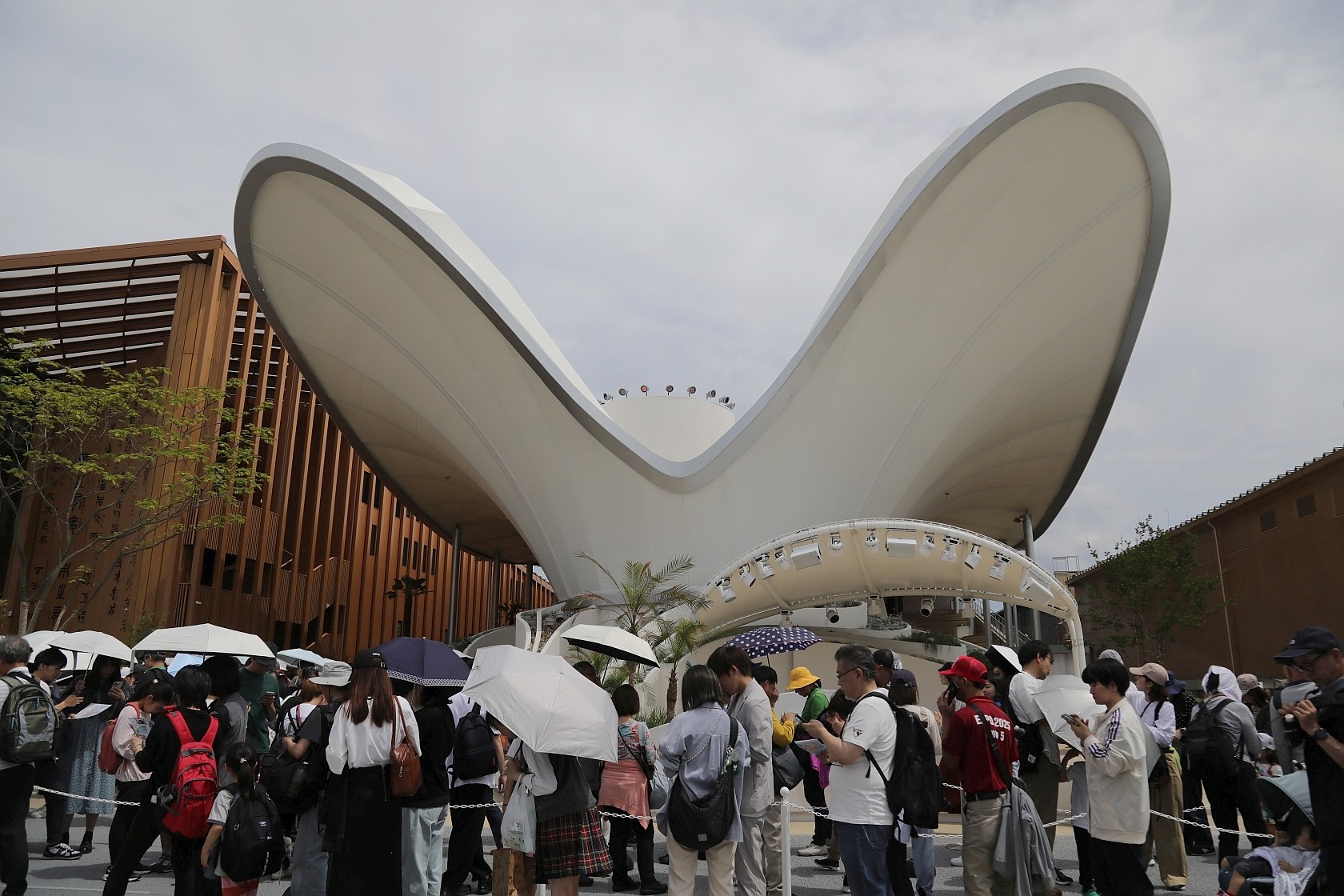 Visitors queue up for Kuwaiti Pavilion