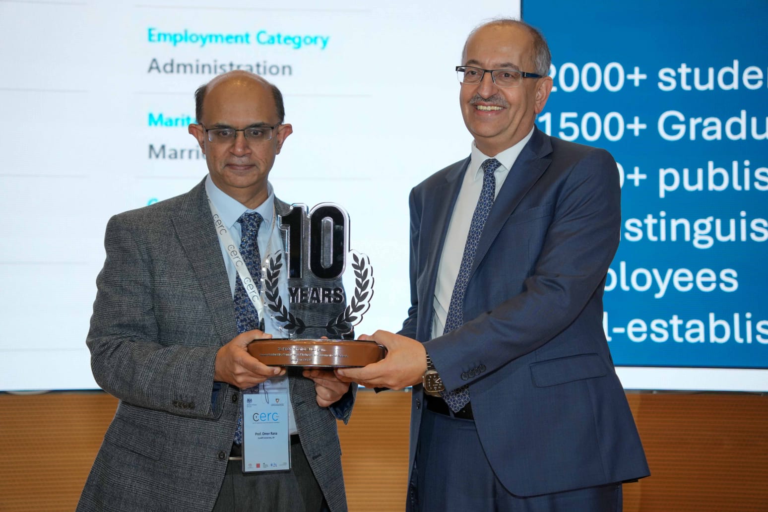 تكريم رئيس (الكلية) من قبل العميد الإقليمي لمنطقة الشرق الأوسط في جامعة كارديف البريطانية الدكتور عمر رانا