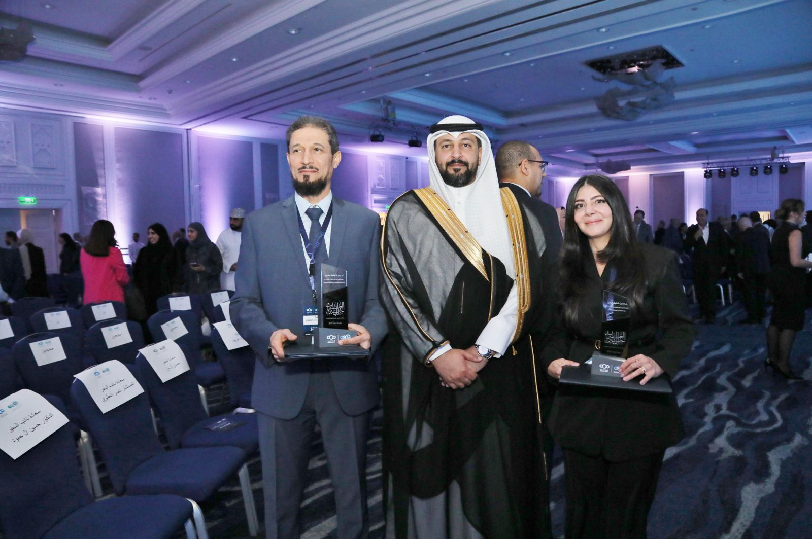 ممثل سفارة دولة الكويت لدى الأردن المستشار ناصر المطيري يتوسط الدكتور بدر العنزي والدكتورة حنين الغبرا
