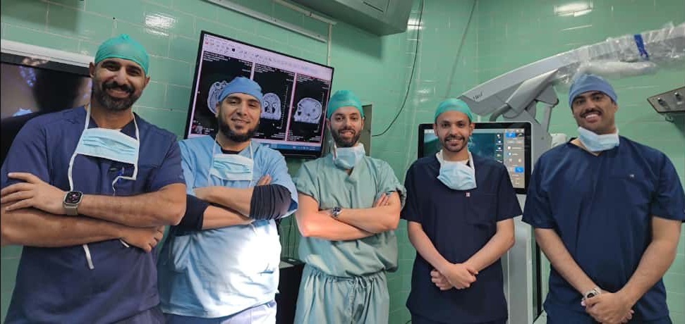 الفريق الطبي بعد إجراء عملية نادرة لتبديل مسار الشرايين الدماغية