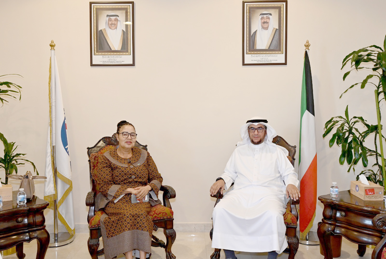 الأمين العام لجمعية الهلال الأحمر الكويتي فهد المنديل خلال استقباله لسفيرة مملكة ليسوتو لدى البلاد مانثابيسينج فوهليلي