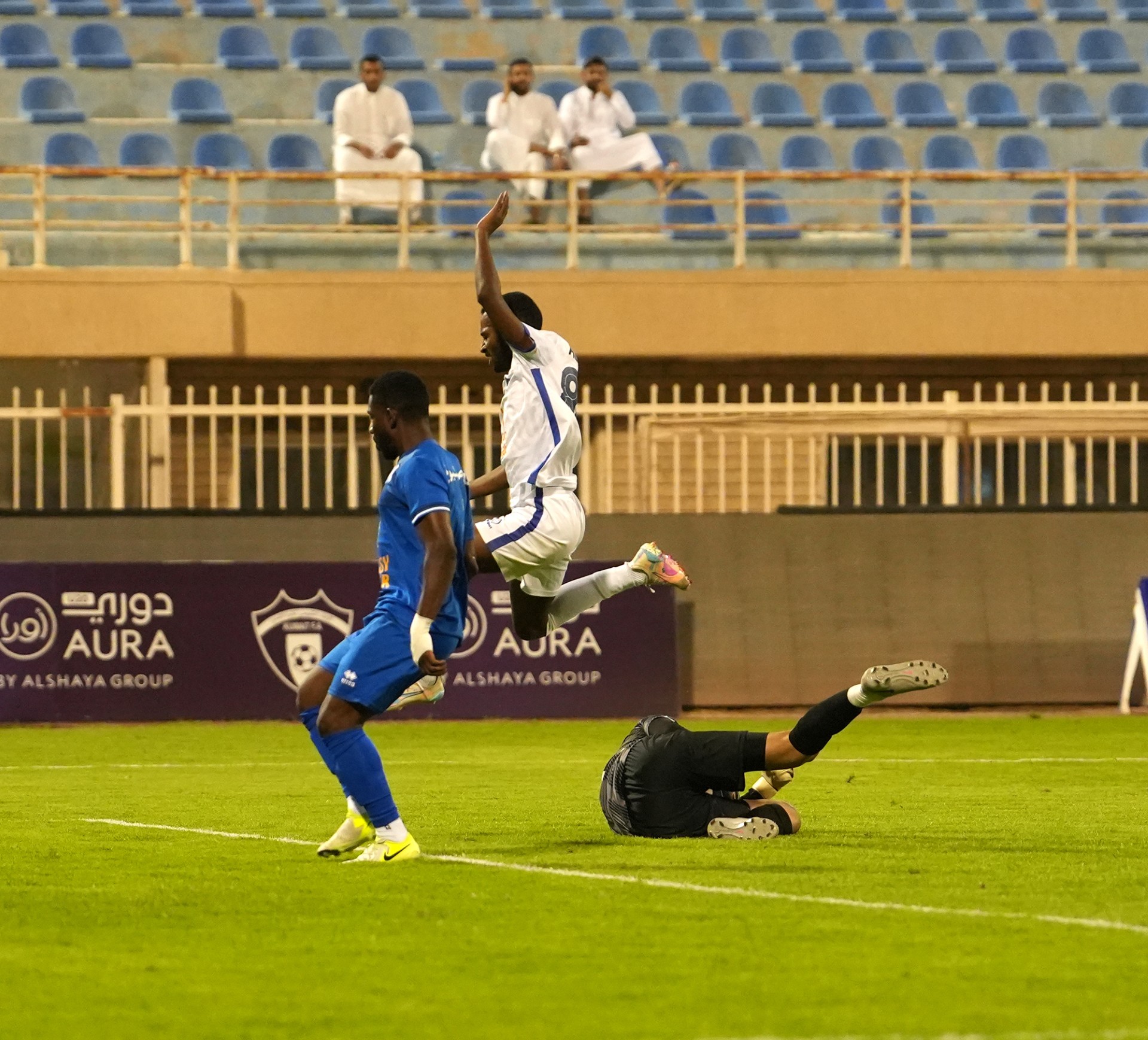 حارس التضامن يلتقط الكرة قبل وصولها للاعب الجهراء