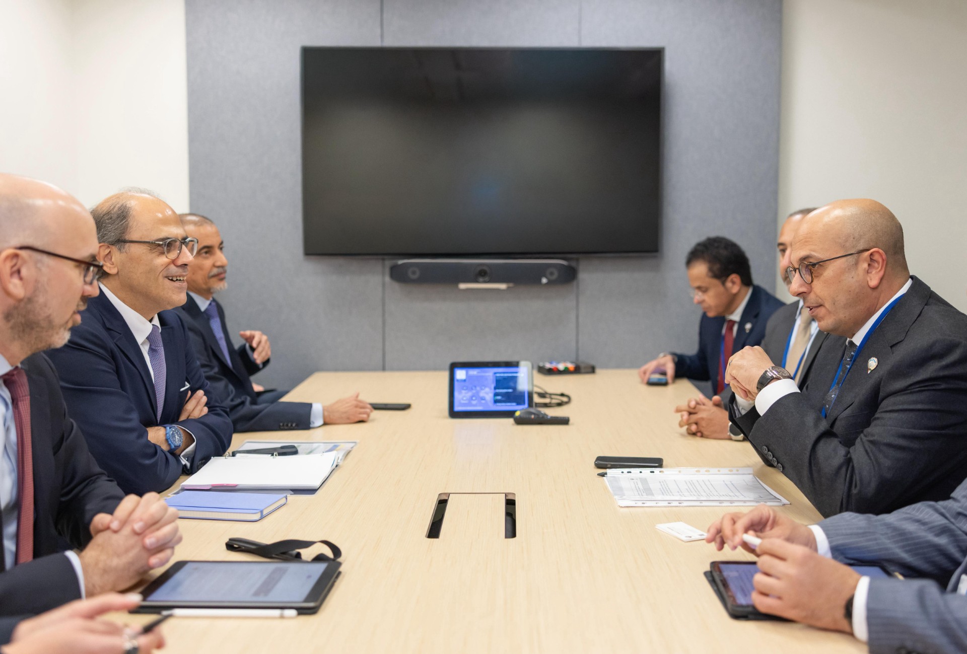 وزير الكهرباء والماء والطاقة المتجددة ووزير المالية ووزير الدولة للشؤون الاقتصادية والاستثمار بالوكالة الدكتور صبيح المخيزيم مع مدير إدارة الشرق الأوسط وشمال آسيا ووسط آسيا في صندوق النقد الدولي الدكتور جهاد أزعور