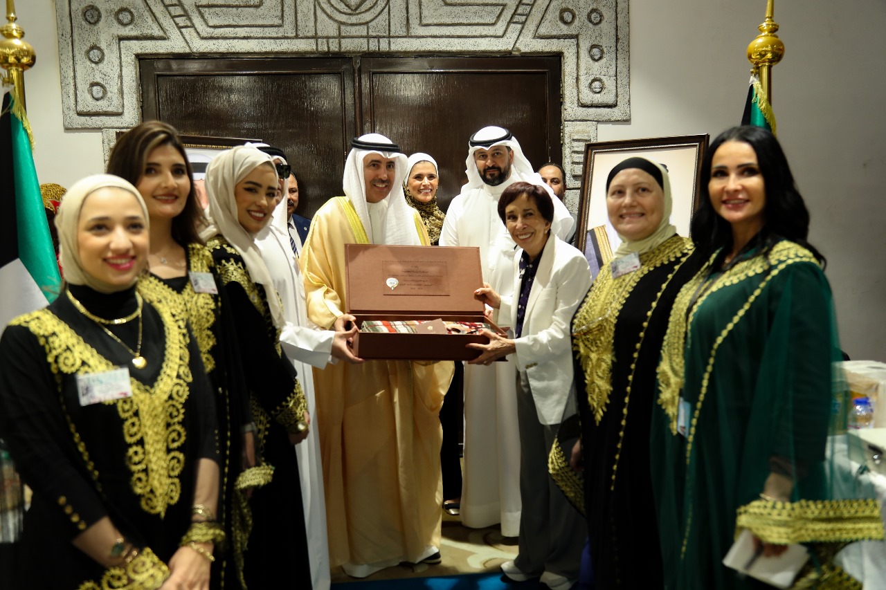 سفير الكويت لدى الأردن واعضاء السفارة خلال تقديم الدرع التكريمي للأميرة بسمة بنت طلال