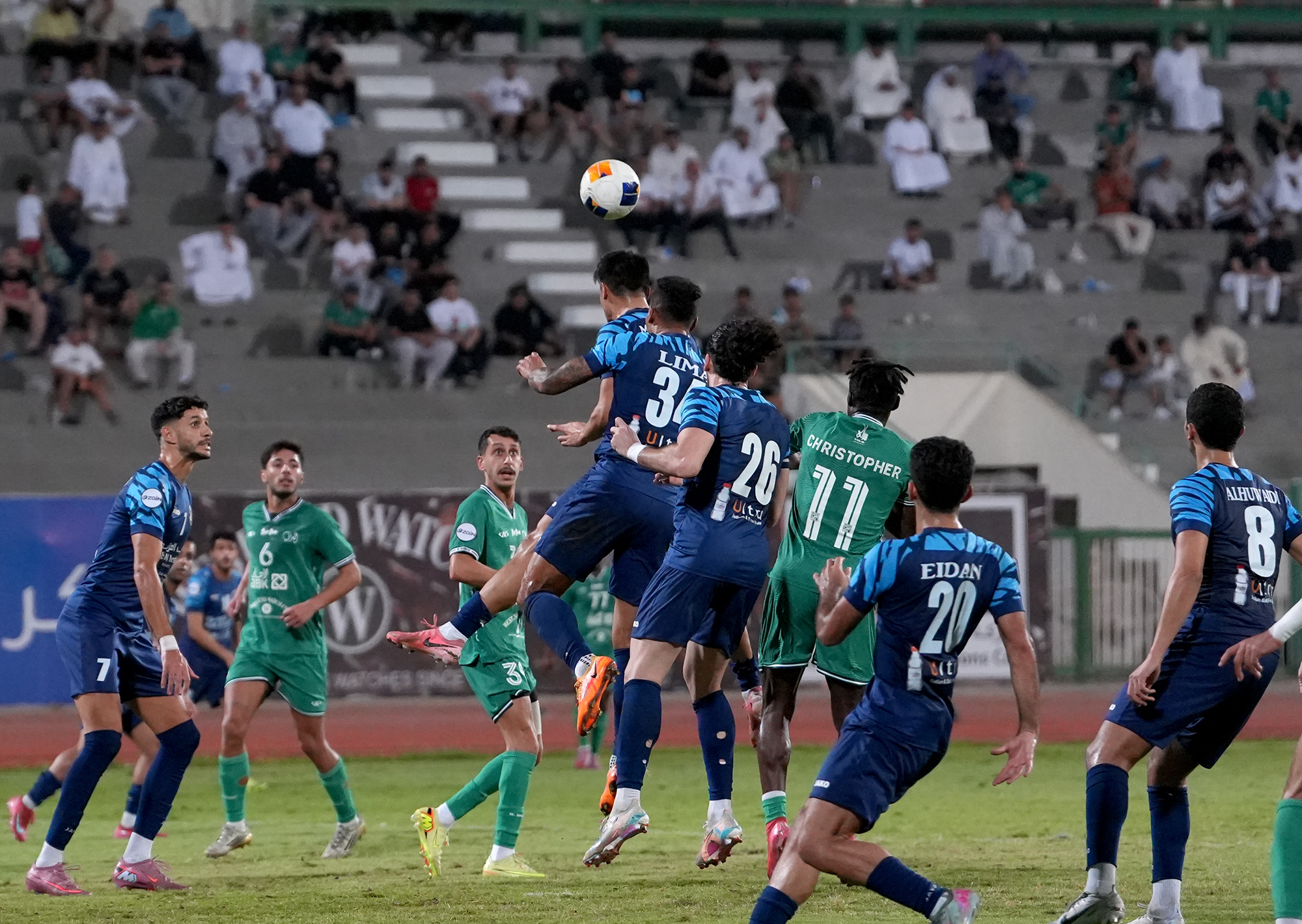 لاعب السالمية يبعد كرة هوائية من أمام مرماه
