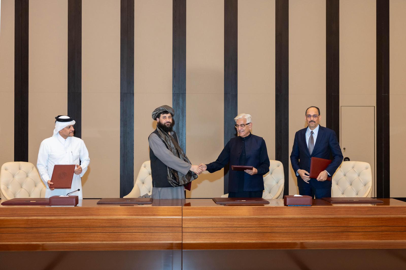 الجانبان الباكستاني والأفغاني عقب توقيع الاتفاق على وقف فوري لإطلاق النار 