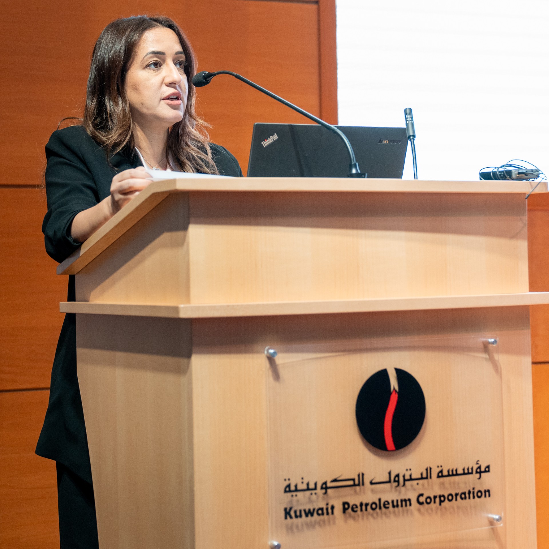 مدير دائرة العلاقات لدى مؤسسة البترول الكويتية شمائل الشارخ اثناء القائها كلمتها قبيل انطلاق المؤتمر الصحفي