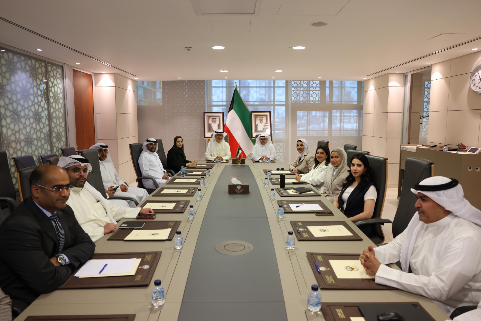 جانب من اجتماع وزير التجارة والصناعة خليفة العجيل مع وزير البلدية عبداللطيف المشاري وممثلين عن هيئة مشروعات الشراكة بين القطاعين العام والخاص وممثلي الشركات الاستشارية
