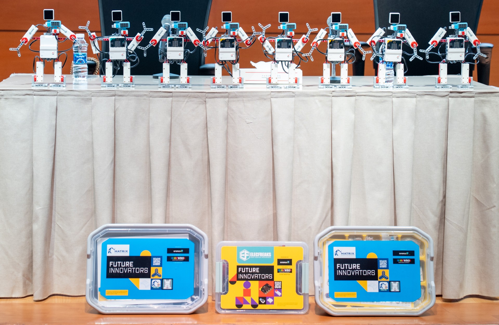 Des robots éducatifs exposés à la conférence de presse