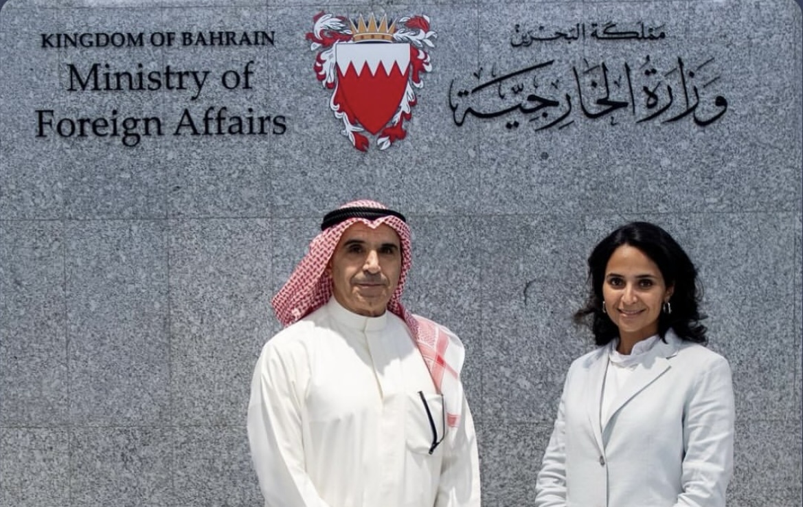 مساعد وزير الخارجية لشؤون معهد سعود الناصر الصباح السفير ناصرالصبيح مع مدير عام أكاديمية محمد بن مبارك آل خليفة للدراسات الدبلوماسية البحرينية الشيخة منيرة آل خليفة