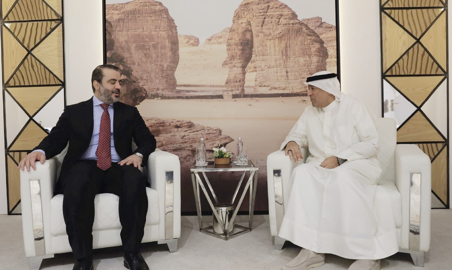 الأمين العام لمجلس التعاون لدول الخليج العربية جاسم البديوي مع وزير خارجية والمغتربين السوري أسعد الشيباني