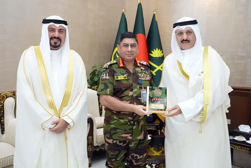 مساعد وزير الخارجية لشؤون آسيا السفير سميح جوهر حيات وقائد الجيش البنغلاديشي ورئيس الأركان الجنرال واقر الزمان