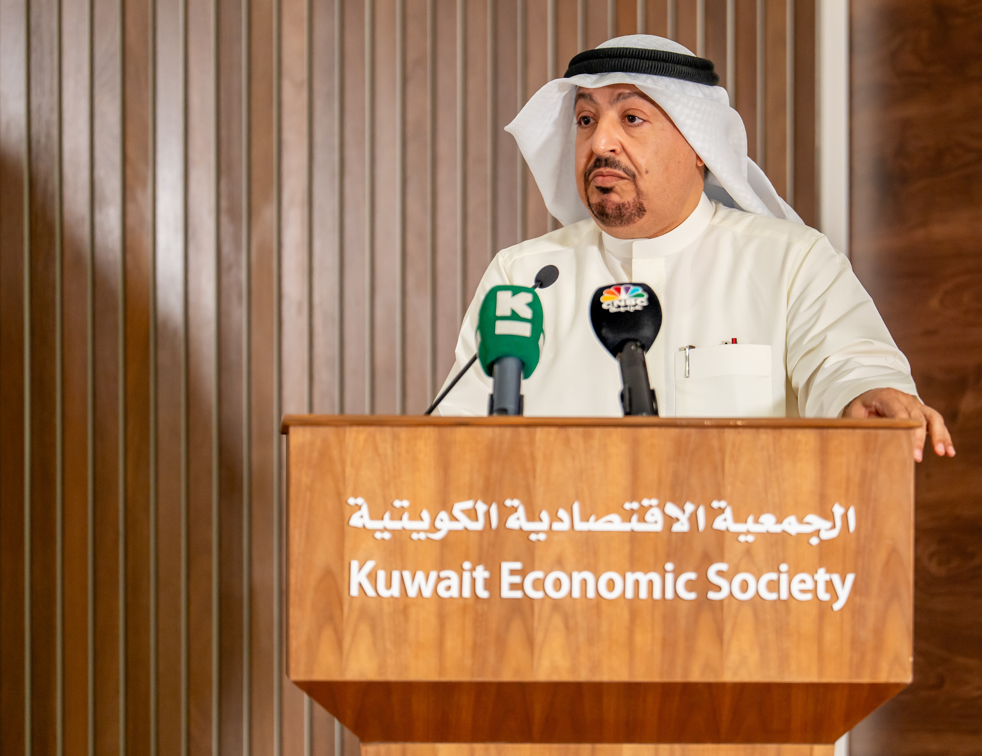 الوكيل المساعد لشؤون الخدمات الفنية في وزارة المالية الكويتية سعد العلاطي اثناء القائه كلمة افتتاحية