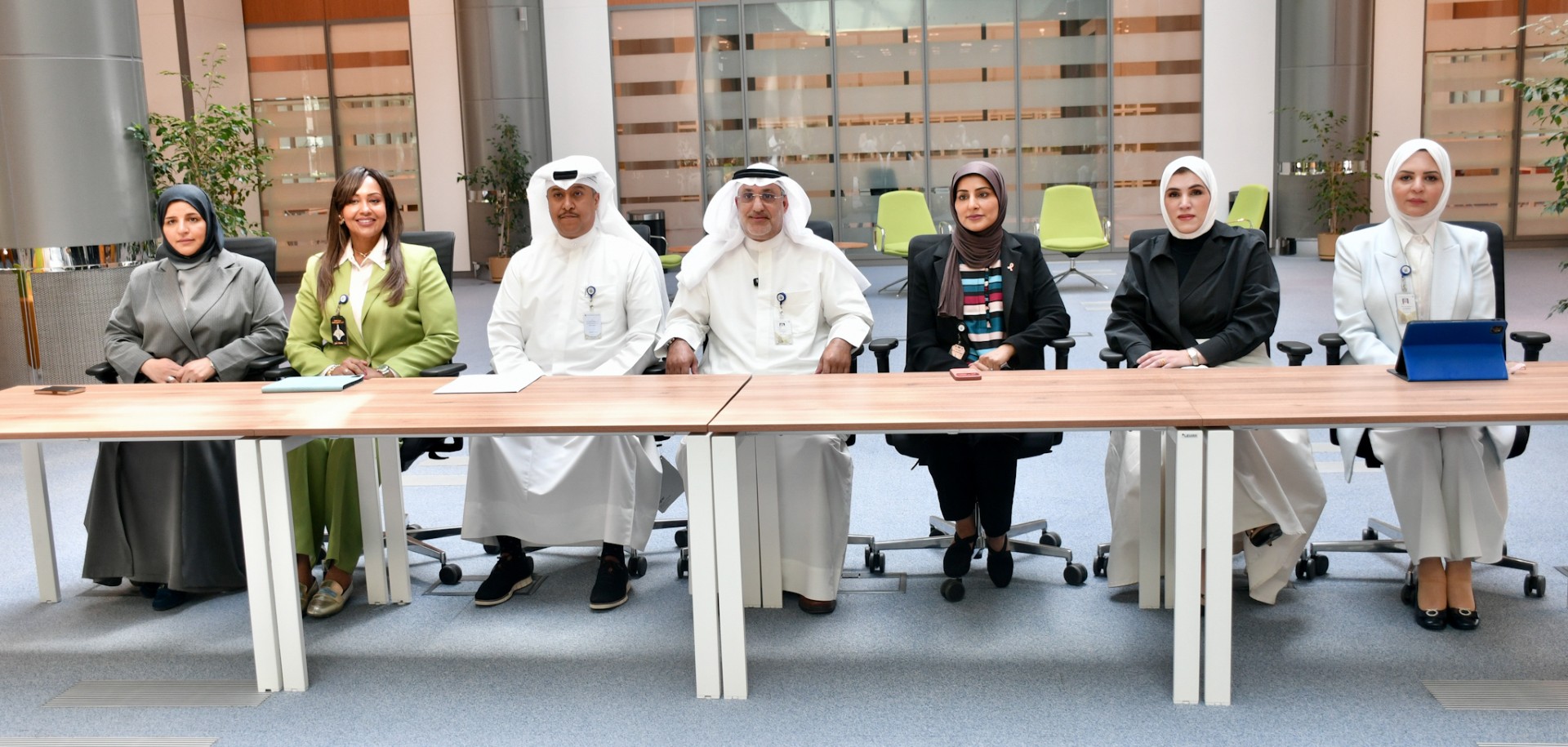 رئيس المؤتمر يتوسط اعضاء اللجنة المنظمة للمؤتمر الدولي لتطوير التعليم