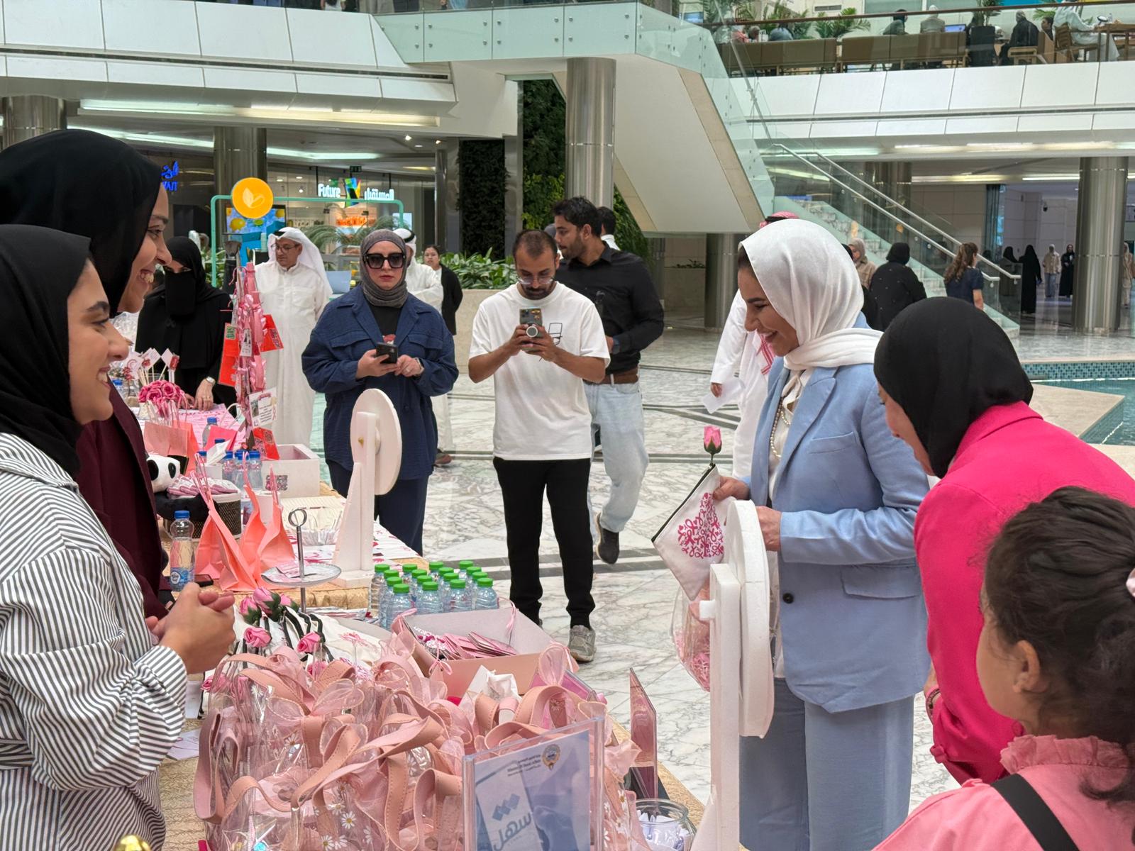 وزيرة الشؤون تستمع إلى شرح خلال تفقدها أحد أركان فعالية