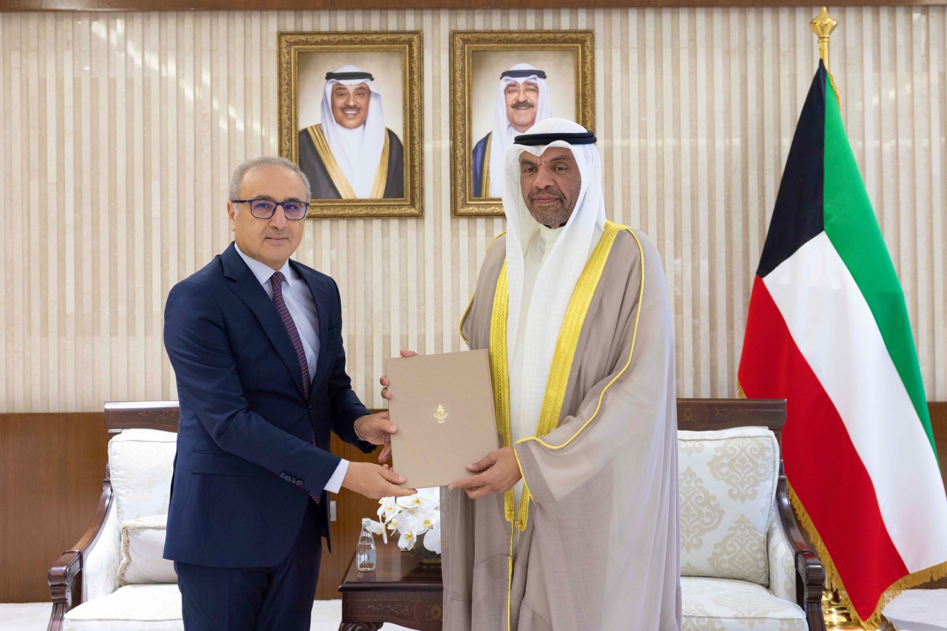 وزير الخارجية عبدالله اليحيا يتسلم رسالة خطية الموجهة لسمو الامير خلال استقبالة سفير الجمهورية التونسية لدى البلاد محمد كريم البودالي