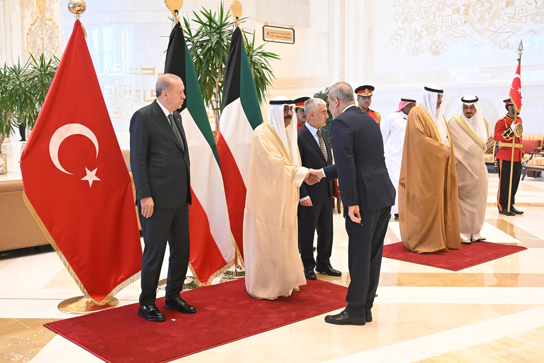 سمو أمير البلاد يقيم مأدبة غداء على شرف الرئيس التركي