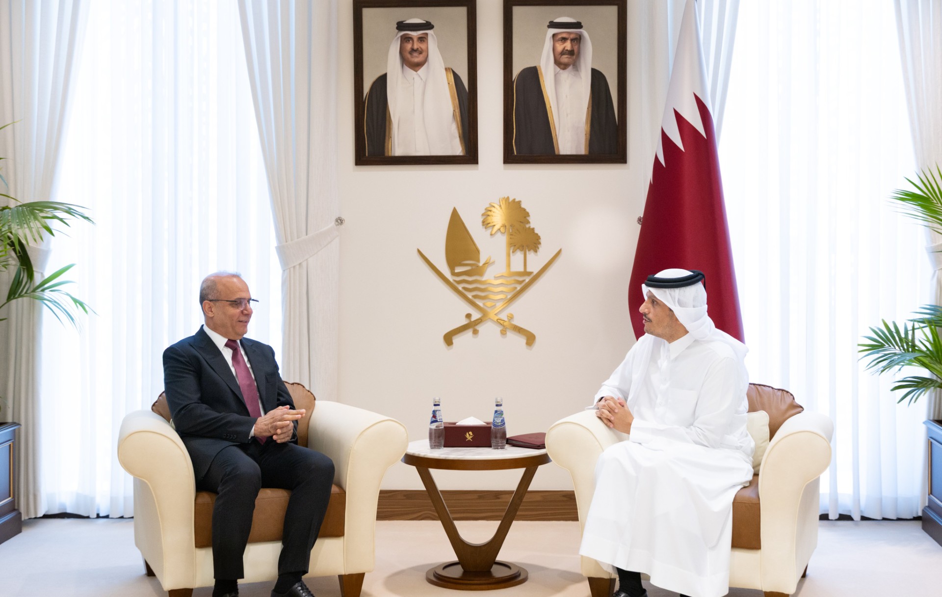 رئيس مجلس الوزراء وزير الخارجية القطري الشيخ محمد بن عبد الرحمن مع نائب رئيس المجلس الرئاسي الليبي عبد الله اللافي