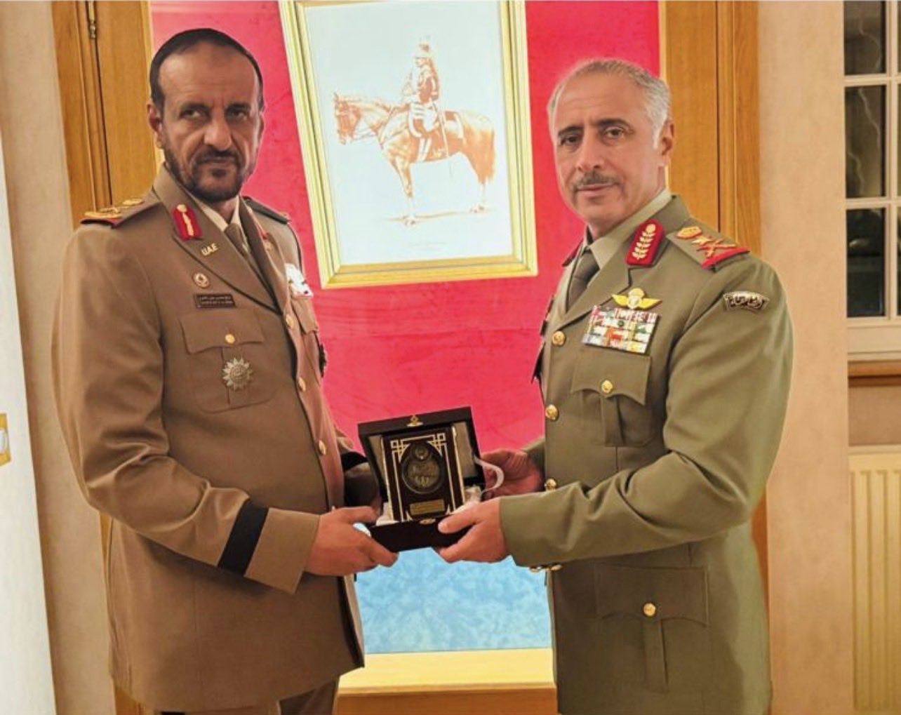 وكيل الحرس الوطني الفريق الركن حمد البرجس مع قائد الحرس الوطني الإماراتي اللواء الركن صالح العامري