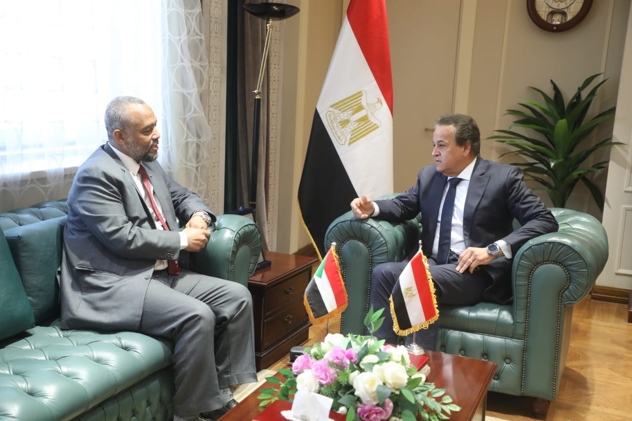 نائب رئيس الوزراء وزير الصحة والسكان المصري الدكتور خالد عبدالغفار يلتقي وزير الصحة السوداني