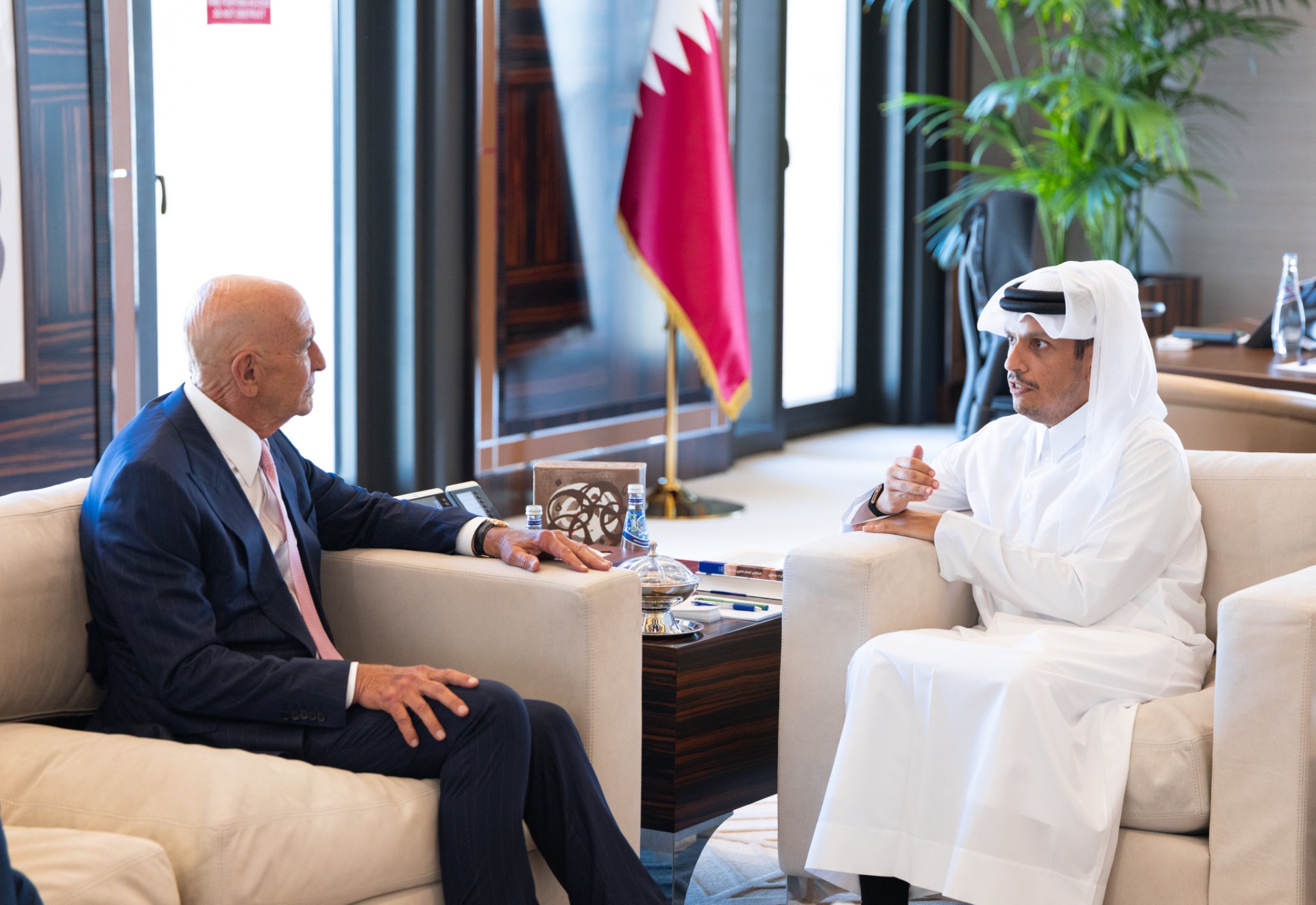 رئيس مجلس الوزراء وزير الخارجية القطري الشيخ محمد بن عبدالرحمن مع المبعوث الأمريكي الخاص إلى سوريا توم باراك