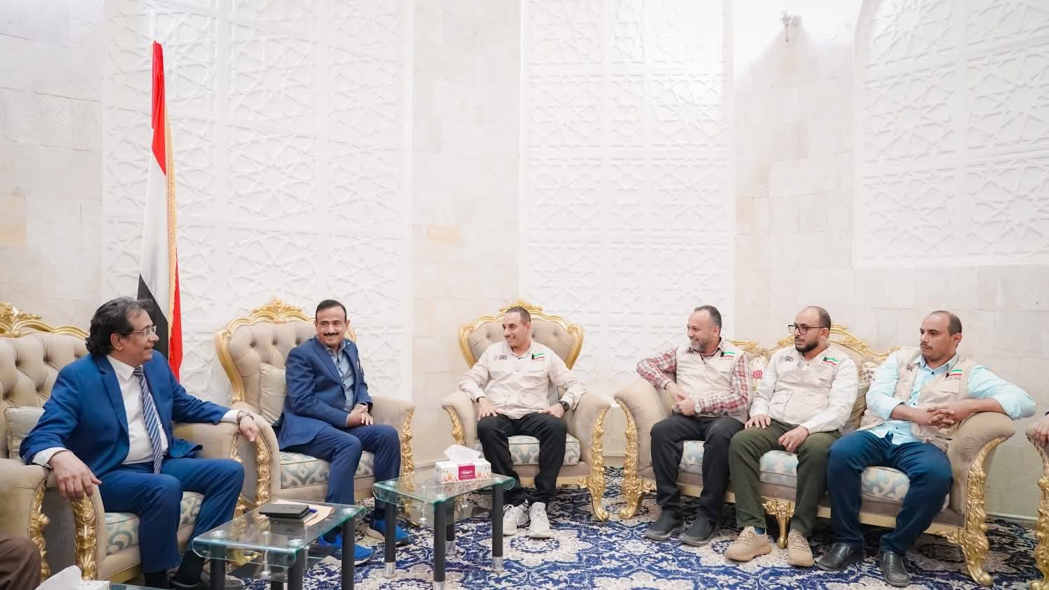 محافظ محافظة (شبوة) اليمنية يستقبل  نائب مدير مكتب الجمعية الكويتية للإغاثة في اليمن عادل باعشن