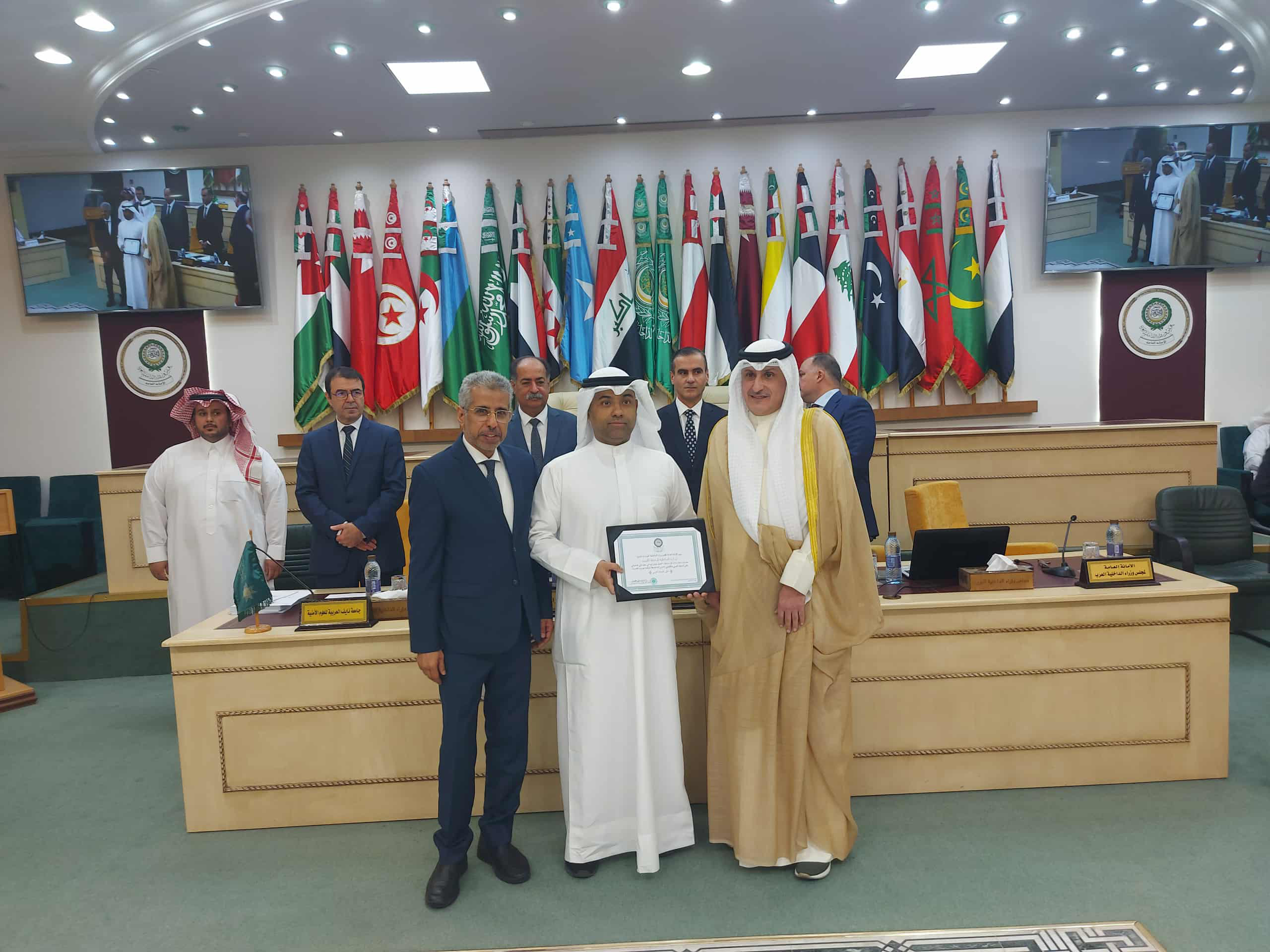 مدير ادارة المكافحة الدولية العقيد حقوقي عبد الله الربيعة يتسلم جائزة  أفضل تعاون ميداني معلوماتي عملياتي على المستوى العربي والدولي