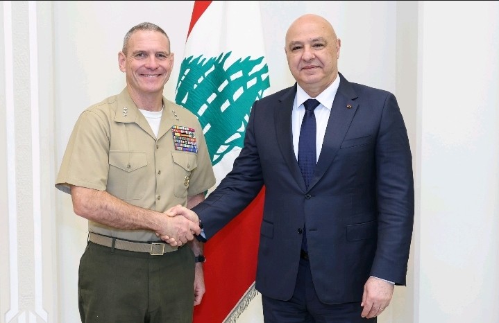 الرئيس اللبناني جوزاف عون خلال لقائه الرئيس الجديد للجنة الاشراف على وقف الاعمال الحربية ( الميكانيزم) الجنرال الأمريكي جوزيف كليرفيلد
