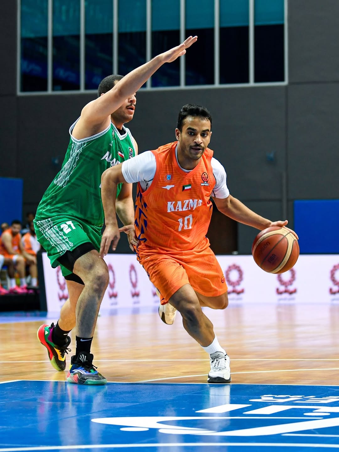 لاعب كاظمة لحظة هروبه من رقابة لاعب العربي