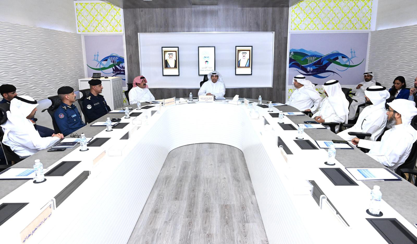 وزير الإعلام والثقافة ووزير الدولة لشؤون الشباب عبدالرحمن المطيري يترأس الاجتماع الأول للجنة العليا الخاصة بتنظيم الفعاليات والأحداث الرياضية القارية والعالمية التي تستضيفها دولة الكويت