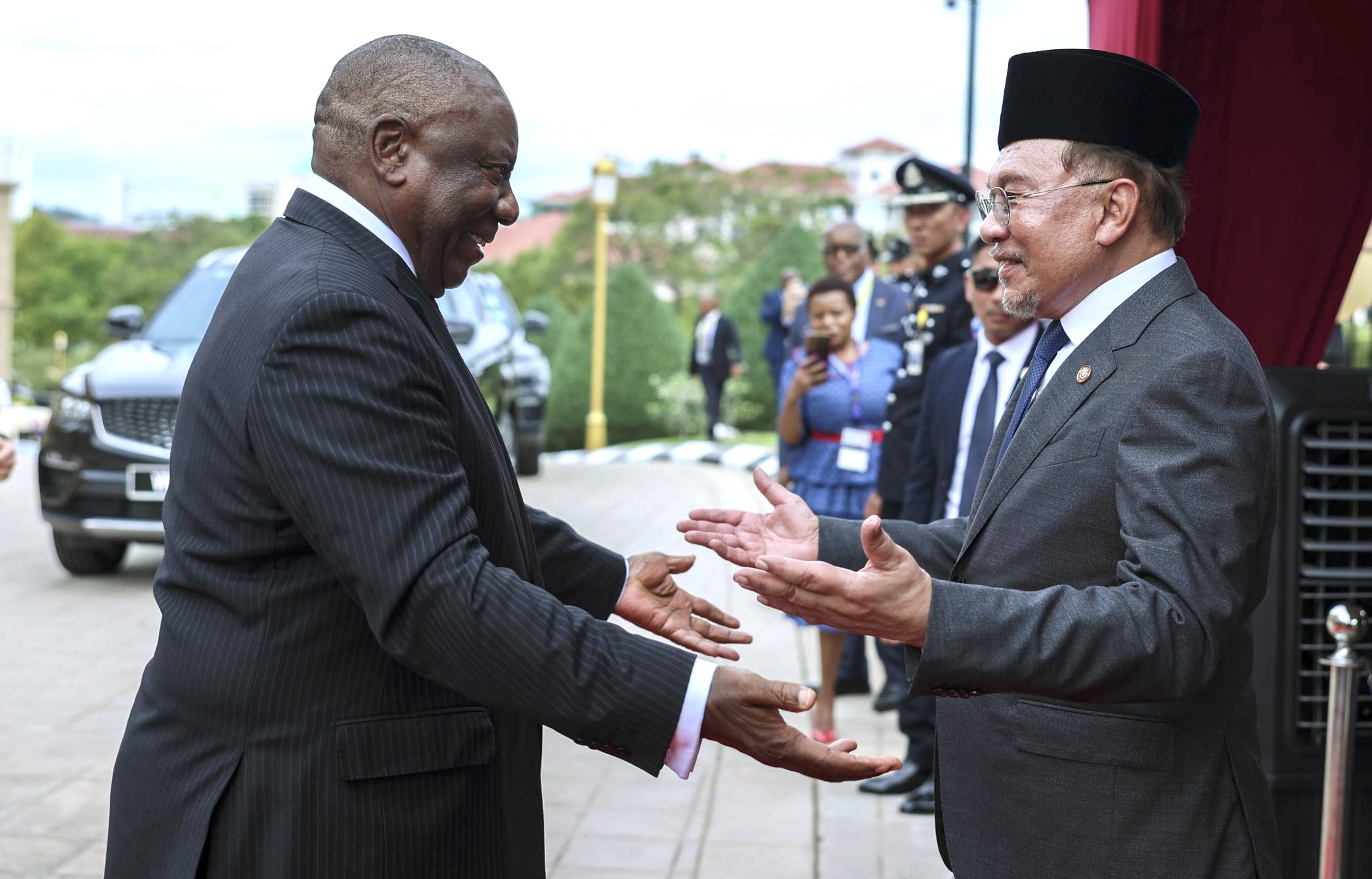 Le Premier ministre malaisien, Anwar Ibrahim, et le président sud-africain, Matamela Cyril Ramaphosa.