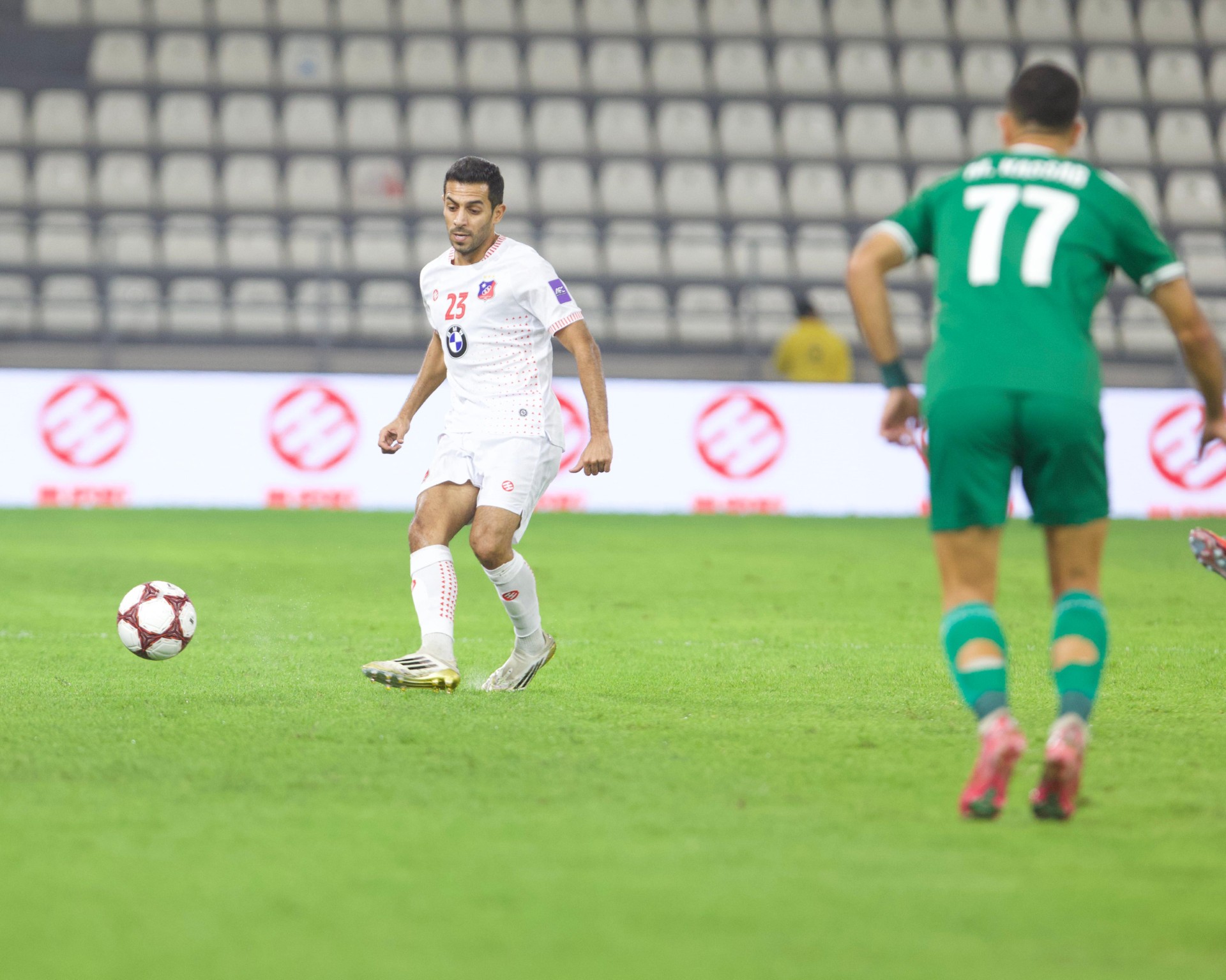 لاعب الكويت يمرر الكرة من امام لاعب الانصار