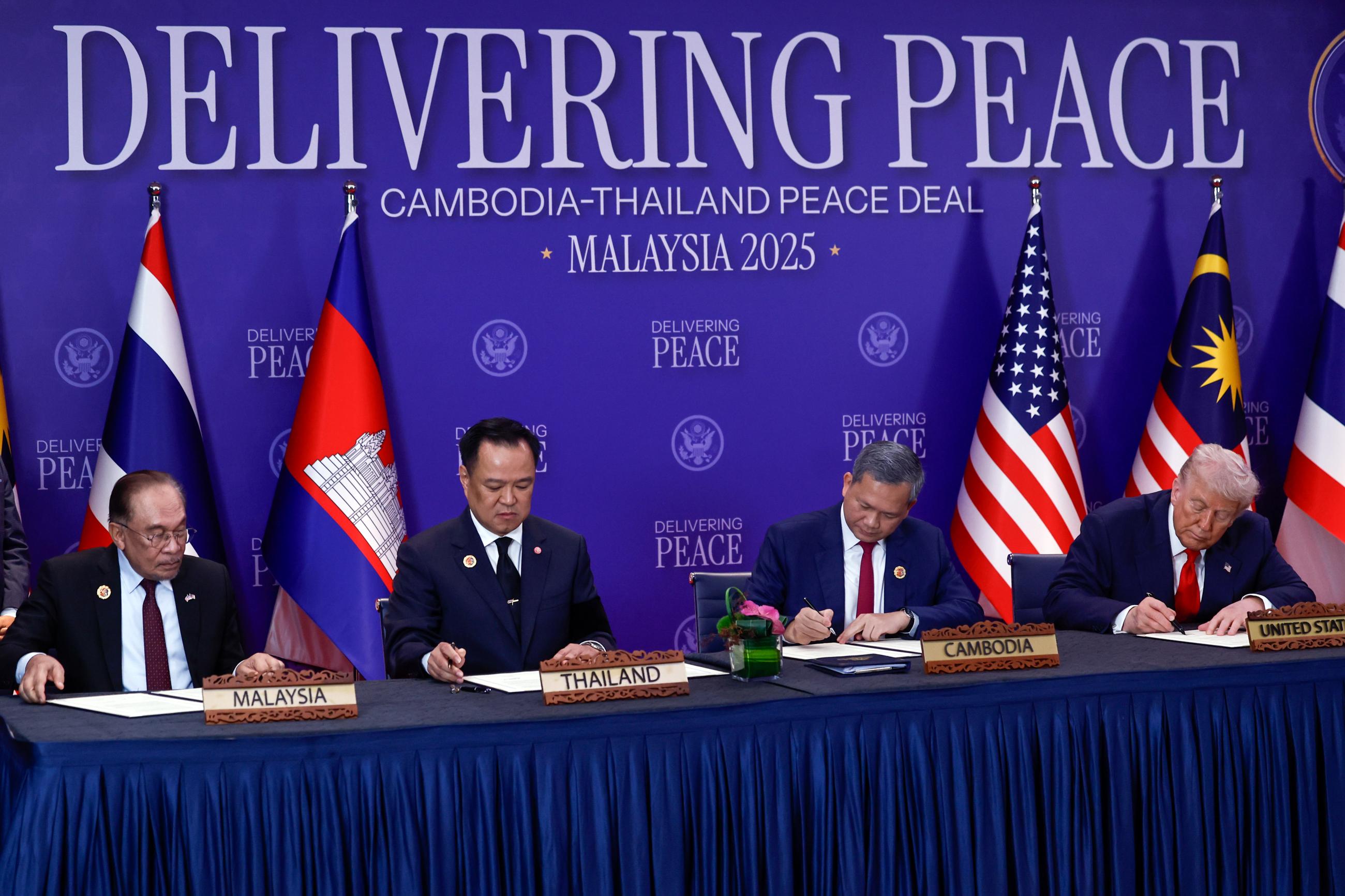 الرئيس الأمريكي ورؤساء وزراء كمبوديا وتايلند وماليزيا خلال توقيع "اتفاق كوالالمبور للسلام" في كوالالمبور