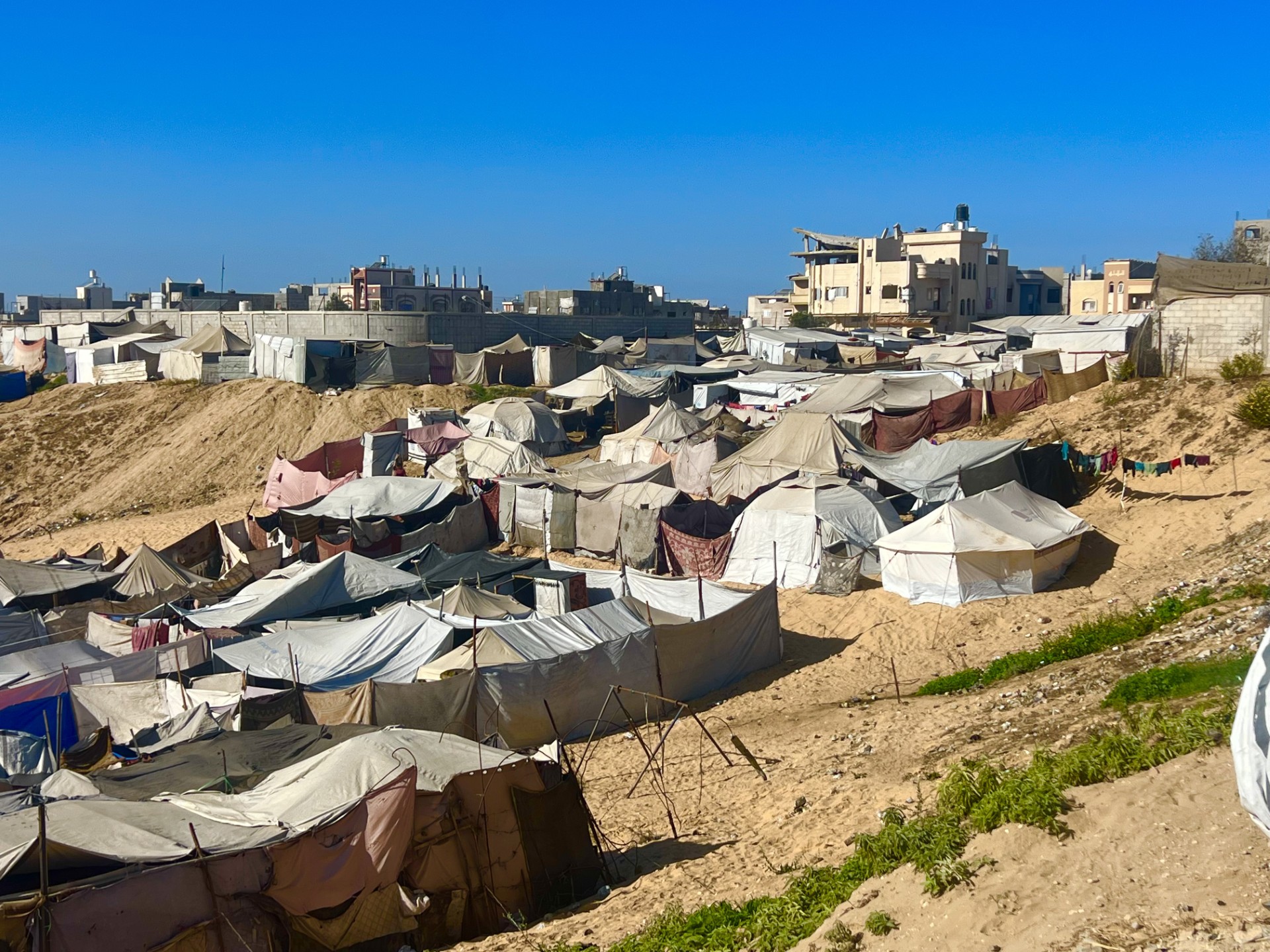 تكدس خيام النازحين الفلسطينيين في (المواصي) جنوب غزة في ظل أوضاع معيشية صعبة