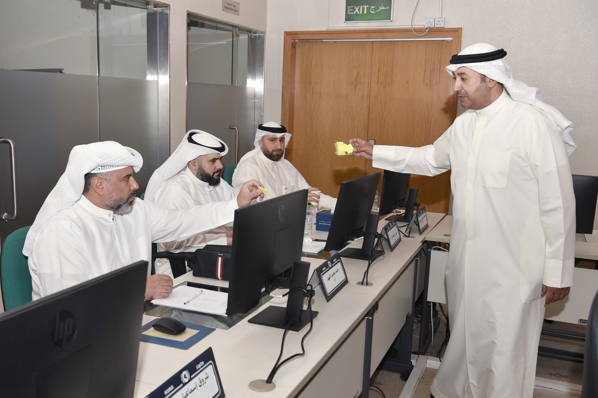 مقدم البرنامج مدير ادارة التطوير والتدريب في اتحاد الإعلام الإلكتروني الاعلامي الدكتور راشد الهلفي وعدد من المشاركين بالبرنامج