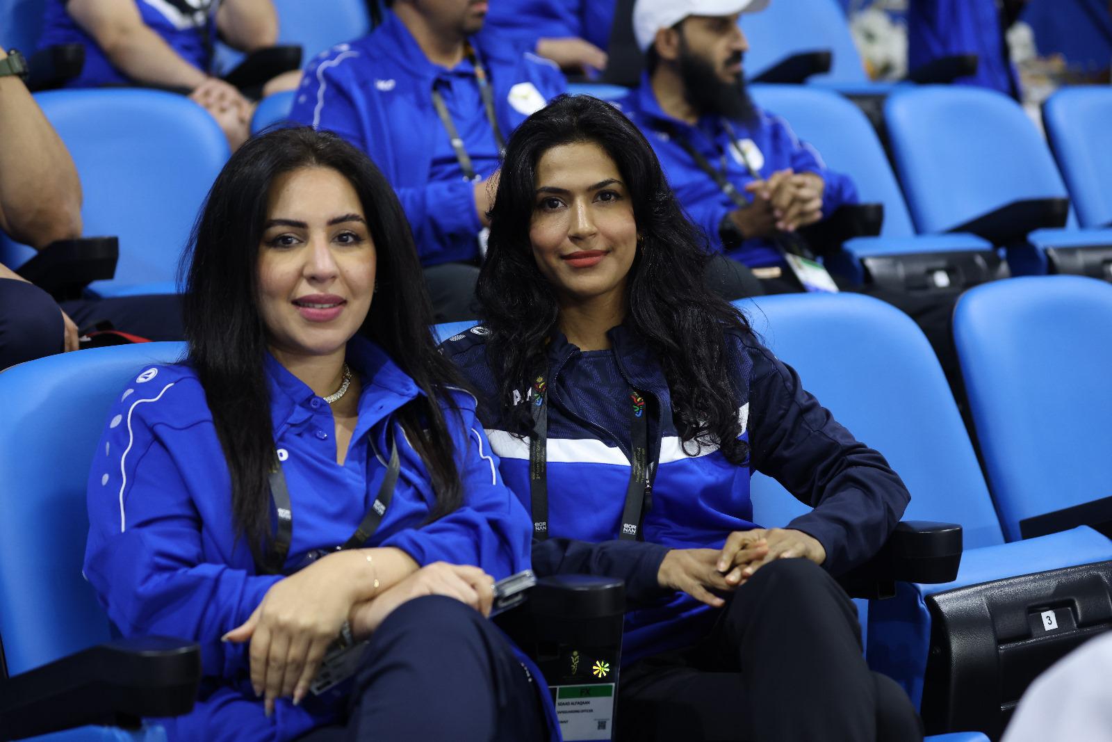 المسؤولة عن حماية اللاعبين في اللجنة الاولمبية الكويتية نوره السعد خلال حضورها احد المنافسات بدورة الالعاب الاسيوية